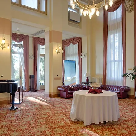 Отель Palace Grand