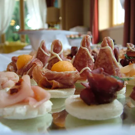 Отель Palace Grand 4*